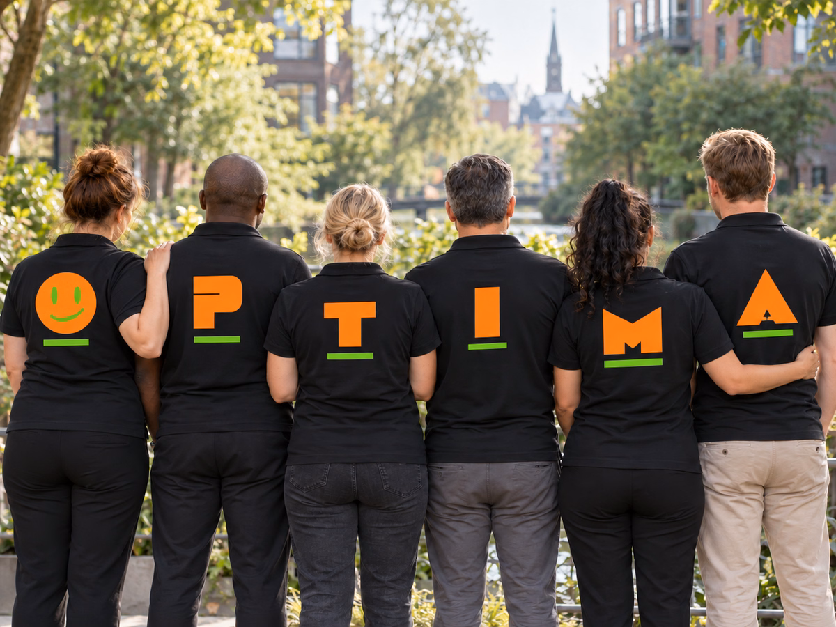 Sechs Personen in OPTIMA-Shirts von hinten, auf den Shirts ergeben die Buchstaben zusammen OPTIMA